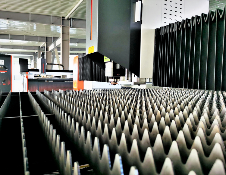 Máquina de corte a laser de fibra 3015 para corte de alta velocidade de materiais metálicos de 1-6 mm
