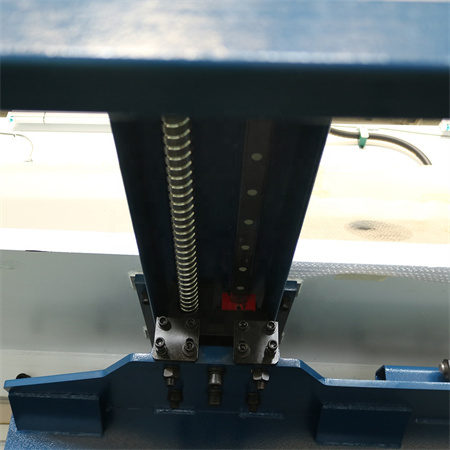 Máquina de guilhotina de pedal em indústrias de chapas metálicas
