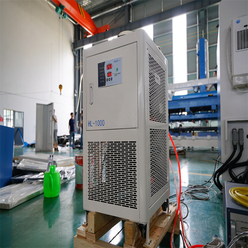 Máquina de corte a laser de fibra de metal CNC automática com resfriamento a água 1500 w