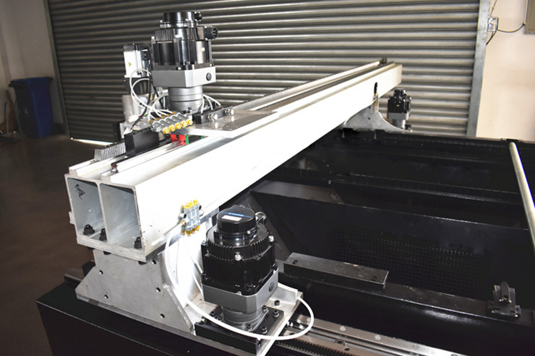 Máquina de corte a laser de fibra de mesa de 2000 watts a laser de fibra